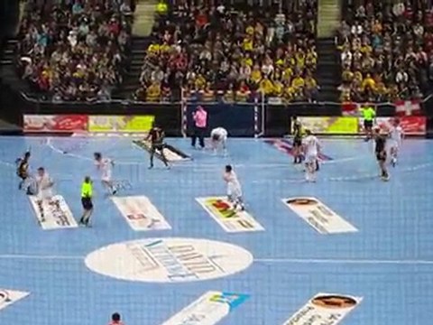 Cyril Dumoulin joue au flipper avec un Nîmois - Chambéry vs Nîmes