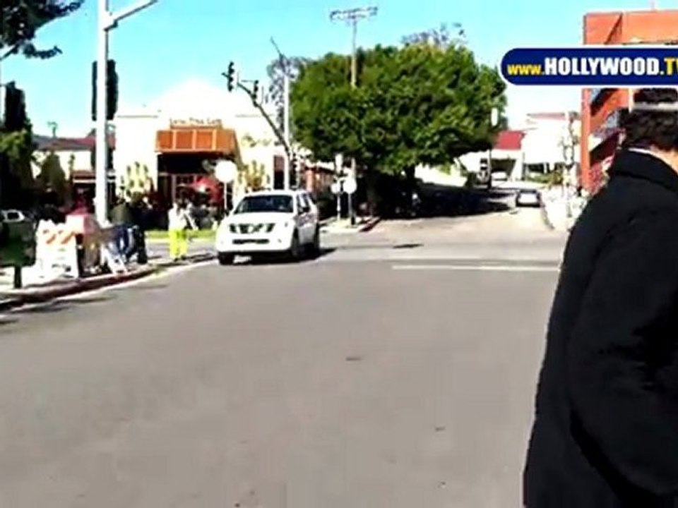 Jessica Alba and Ca$h Warren Ignore Paparazzi at Gas Station