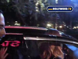 Hilary Swank Quickly Ducks Out of Staples Center