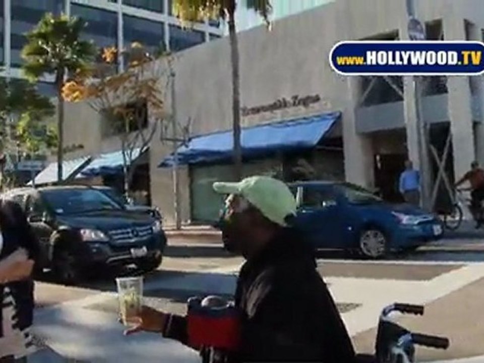 Reese Witherspoon Donates to Homeless Man in Wheelchair