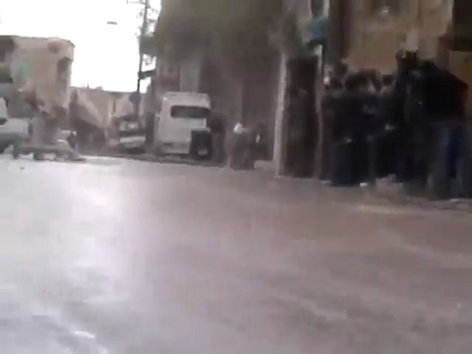 فري برس   دمشق المزة جامع المصطفى اطلاق النار ع المتظاهرين 17 2 2012