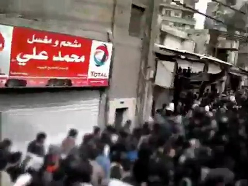 فري برس   دمشق المزة تجمع المشيعين قبل توجه الى اوتستراد 18 2 2012