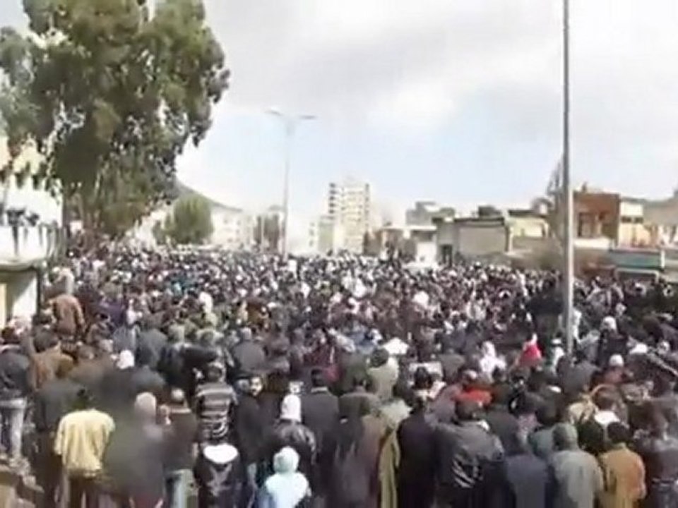 فري برس   دمشق المزة التقاء آلاف المشيعين للصلاة على الشهداء 18 2 2012