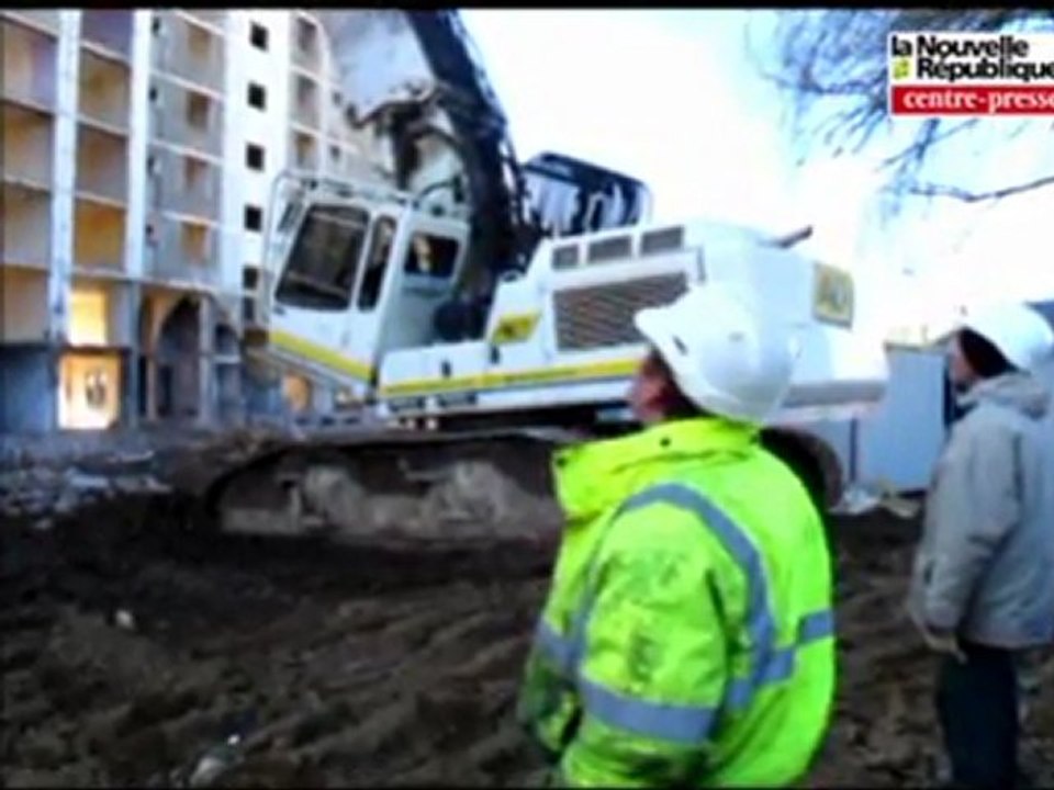 Châtellerault: la tour Charles-Cros détruite par petits bouts