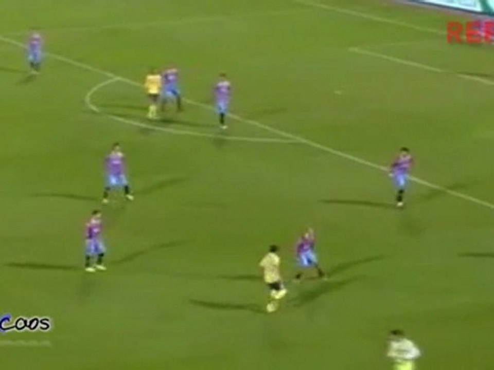 LUIGI.CAOS/ LAVEZZI SBAGLIA E PASSA IL PALLONE AL COMPAGNO IN RISCALDAMENTO / Catania - Napoli