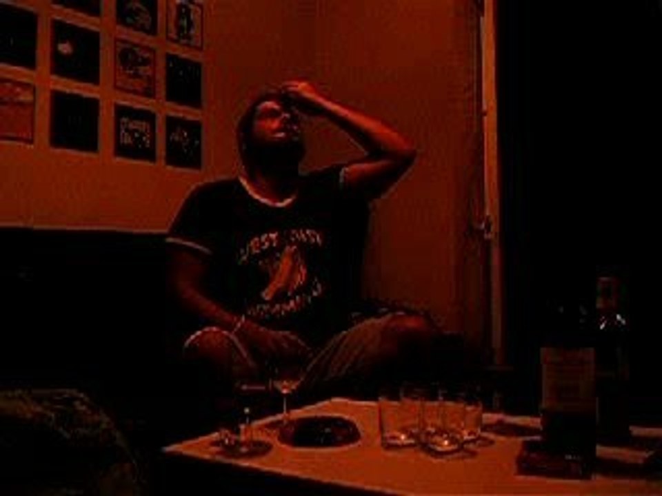 Balo rentre la piece avec sa tete