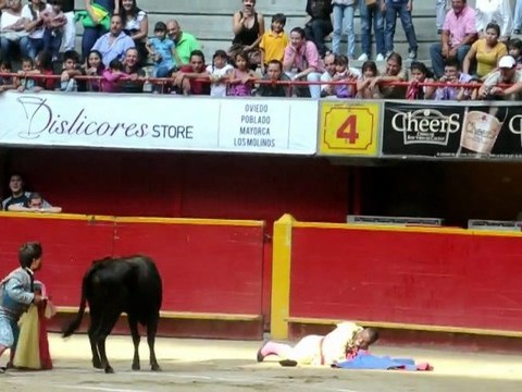 Colombie: des comédiens de petite taille jouent les toreros