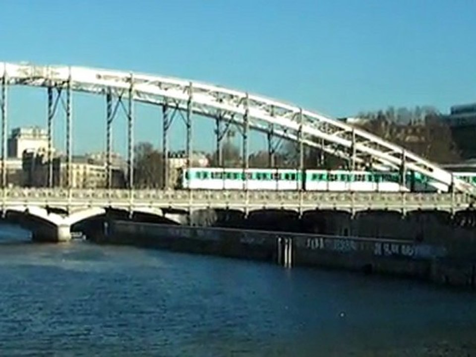 Rames du Metro Parisien sur le pont d'Austerlitz  . 19-02-2012