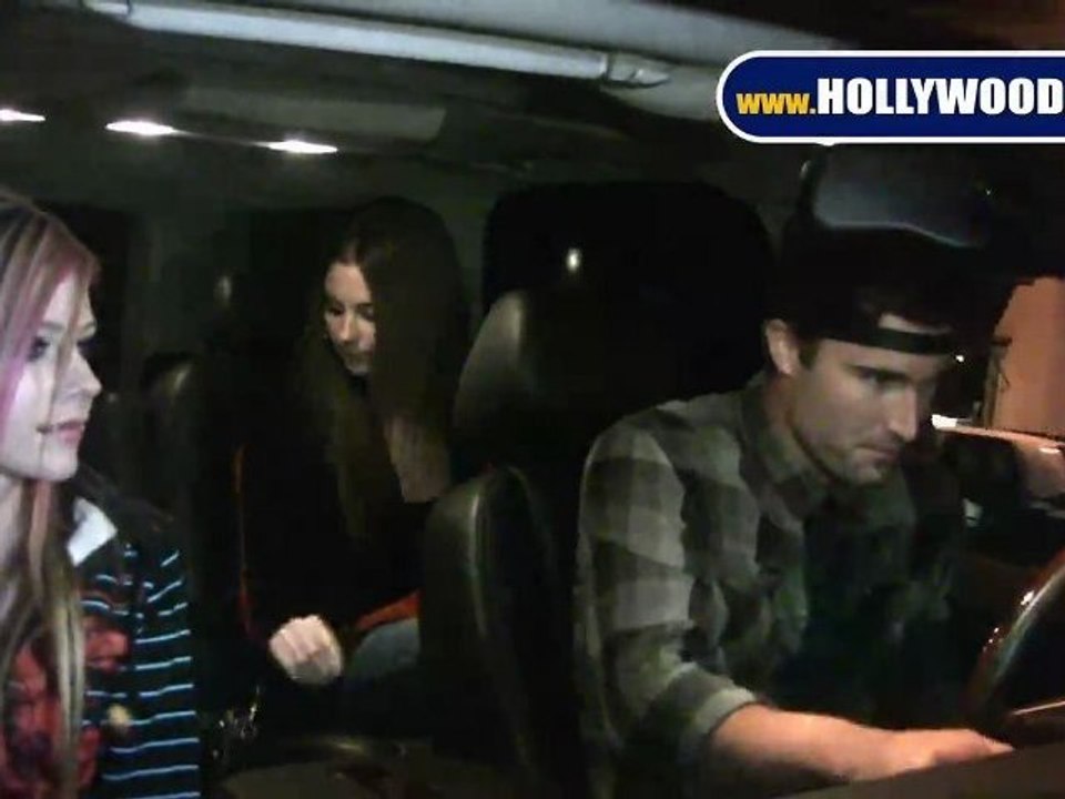 Out With Brody, Avril Lavigne Actually Smiles at Koi