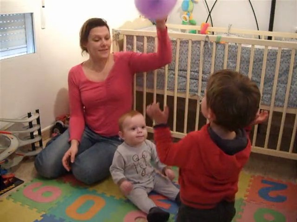 Alex & Lucas jouent au ballon