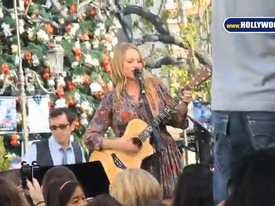 Jewel performs at the Grove