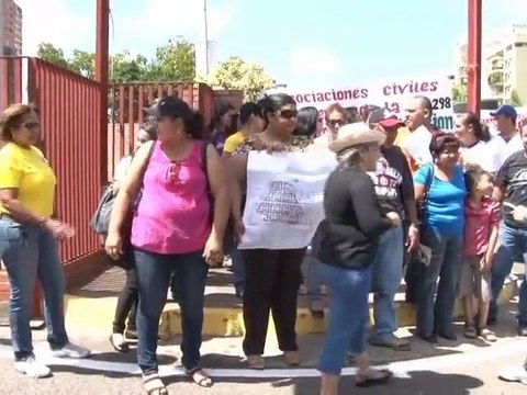Un total de 82 trabajadores de la empresas básicas se encadenan en portones
