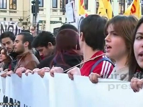 Miles de personas marchan desde el Lluís Vives a Delegación
