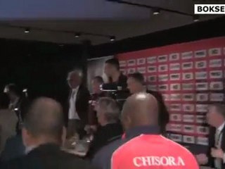 Chisora và David Haye đánh nhau trong cuộc họp báo