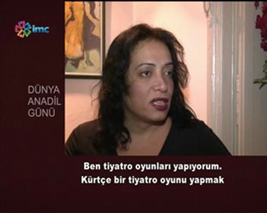 Esmeray, anadilinde anlattı