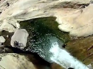 Saut d’une falaise à la première personne
