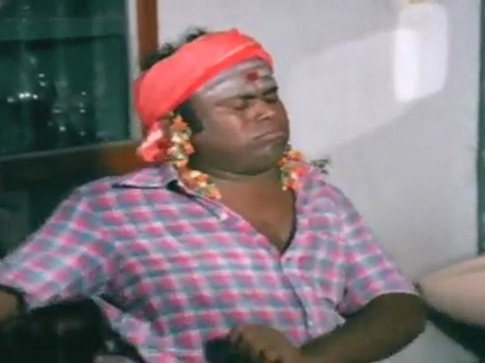 Sakala Kalaa Vaandukal - Senthil walk in sleep