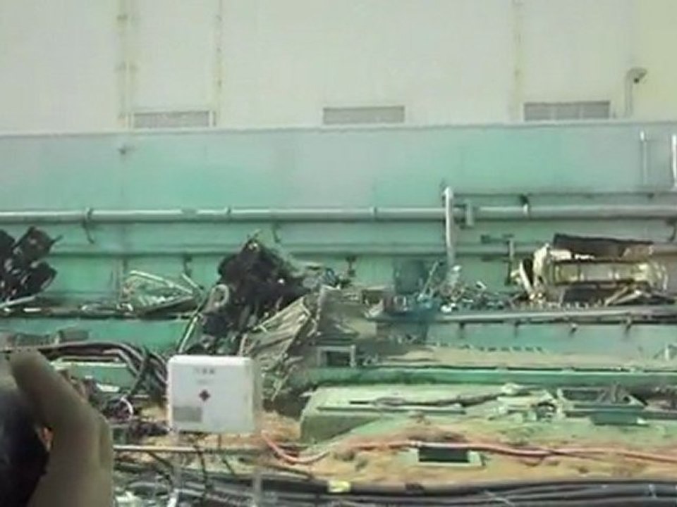 Visite d'Eric Besson à la centrale ravagée de Fukushima