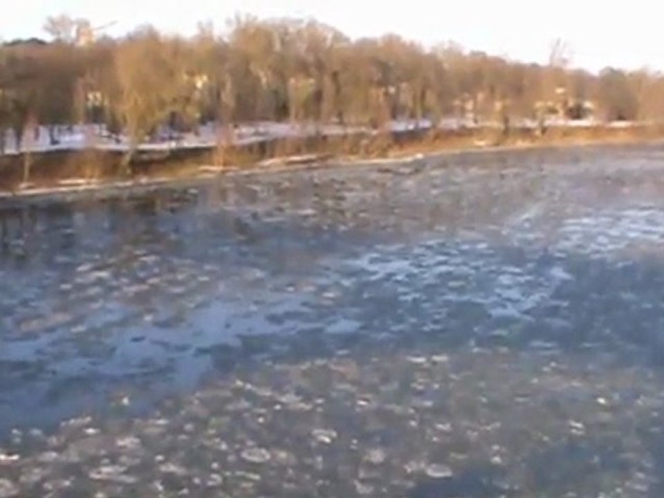 La loire charrie des glaçons à Tours