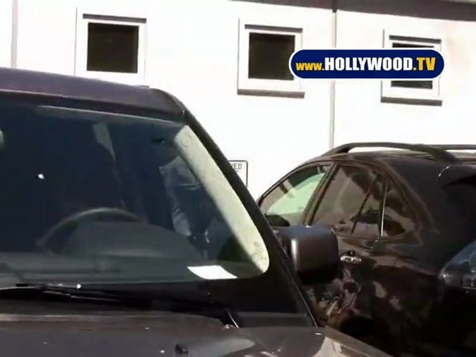 Hilary Duff Exits Salon