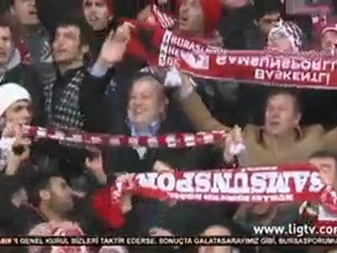Samsunspor Başkanı Kazım Yılmaz taraftarla galibiyeti kutluyor