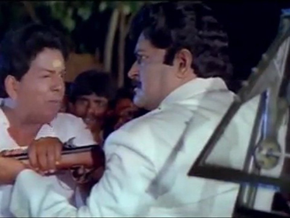 Rajavin Parvaiyeli -  Vijay Fighting Scene At Village
