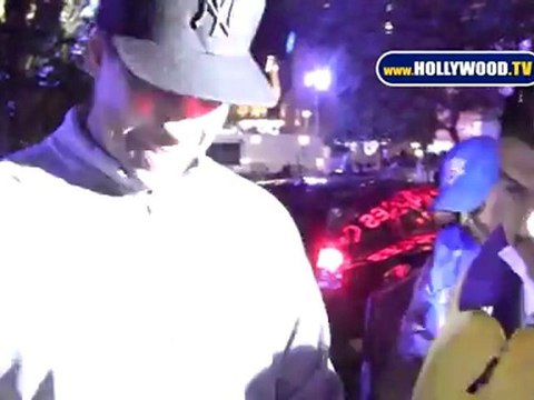 EXCLUSIVE: Denzel Washington Signs Autographs at Staples Center