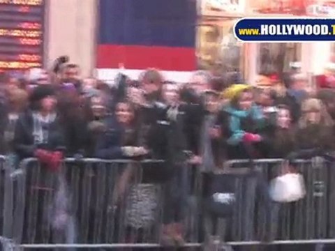 EXCLUSIVE: Fans Screaming for Justin Bieber Outside of a Special Screening of Never Say Never