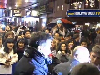 Descargar video: Hugh Jackman greets fans at Broadhurst Theatre