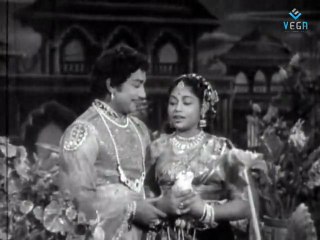 Sarangadhara -   Rajasulokshana And Sivaji Classic love Scene
