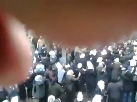 فري برس تكسير أحرار المزة لأحد الخونة في تشييع المزة 18 2 2012