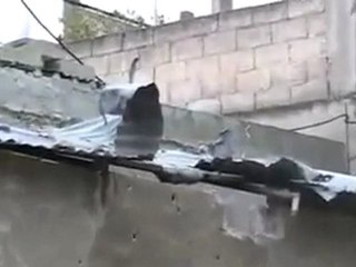 فري برس   ايام حصار حي الرفاعي اثار القذائف المسمارية الواضحة