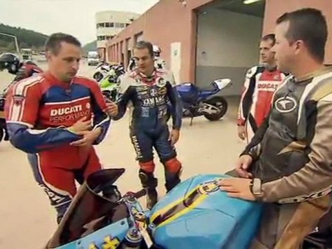Martin Horik, animateur de l'émission canadienne HP s'éclate avec des potes Français sur circuit routier et en enduro dans les Pyrénés Orientales