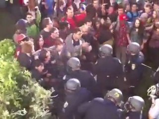Nie sprowokowany atak policji na studentów OccupyBerkley