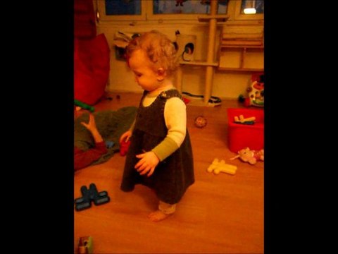 Loïse 11 mois et demi fait ses 1er pas.