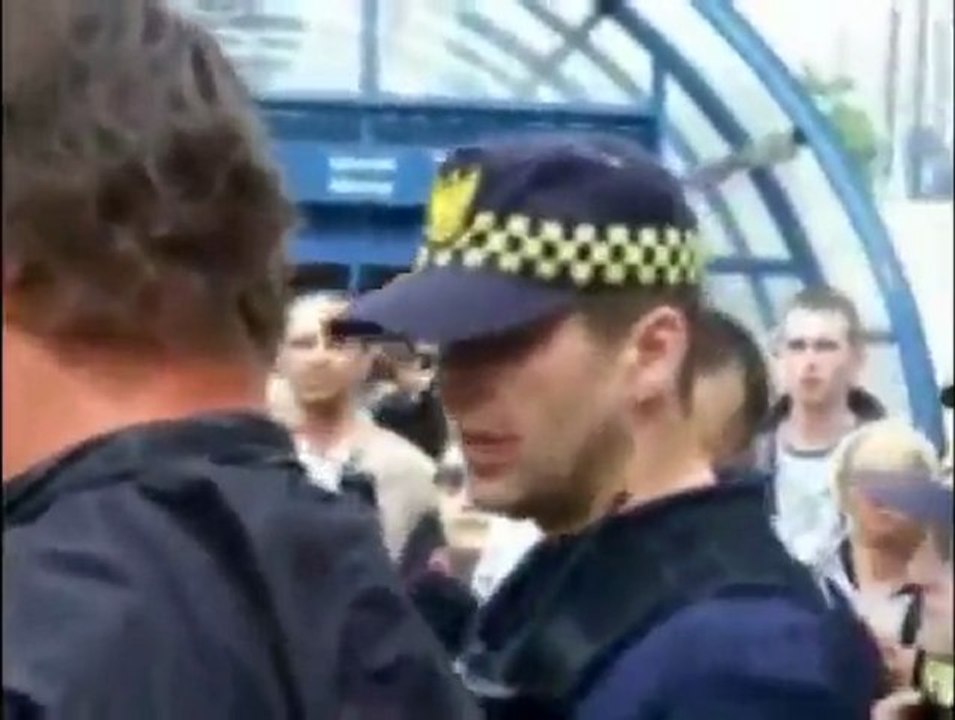 Brutalny atak staży  miejskiej na sprzedawce truskawek -W Centrum Warszawy.