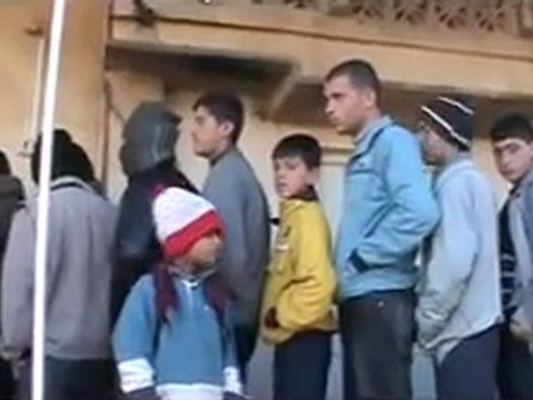 فري برس حمص الرستن معانات النازحين للحصول على الخبز 20 2 2012