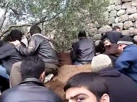 فري برس حمص الحولة اطلاق النار على المشييعين 19 02 2012