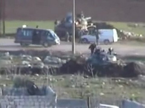 فري برس حلب الاتارب استنفار الجيش الأسدي عند مشاهدة المصور وقامو باطلاق النار عليه بعد أن هرب 20 2 2012