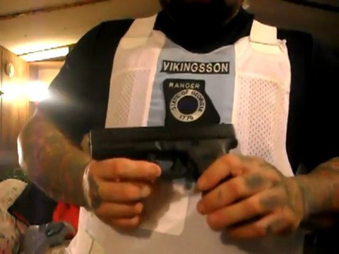 Il se tire dessus pour tester son gilet pare-balles