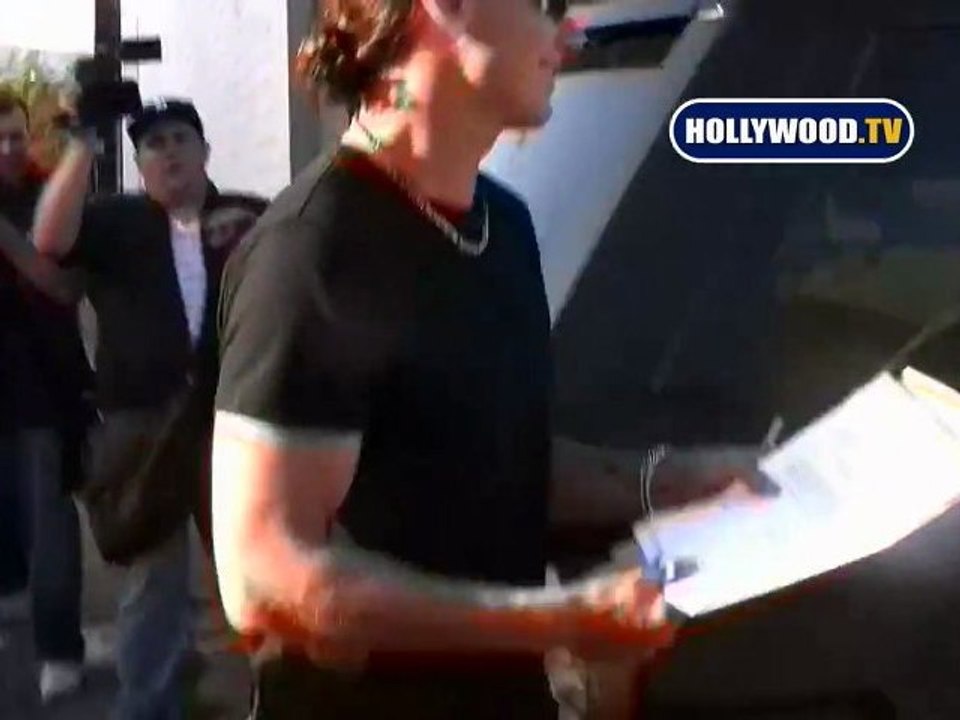 Gavin Rossdale Goes Shopping On Robertson Blvd