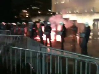 Φωτοβολίδα στους αστυνομικούς