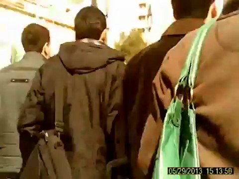 فري برس حلب تكسير تمثال الكر حافظ ورفع علم الاستقلال في جامعة حلب 22 2 2012