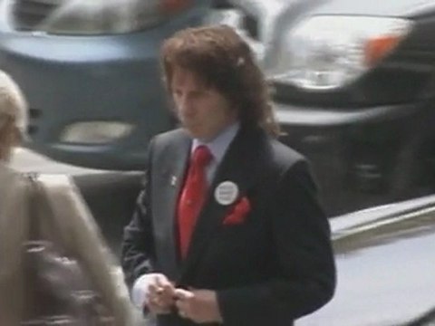 Lohan gets good marks, Adele gives the finger on stage