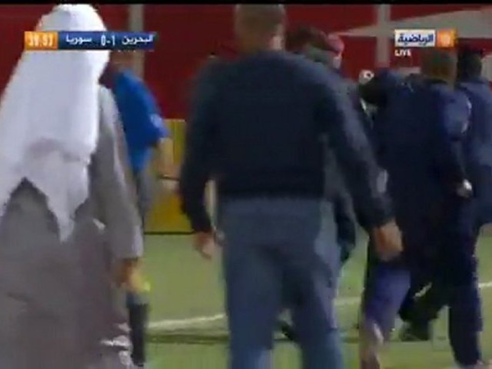 فري برس  نزول مشجع سوري على ارض الملعب يرفع علم الاستقلال