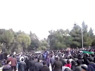 فري برس  جامعة حلب  مرور المظاهرة أمام المكتبة المركزية 22 2 2012