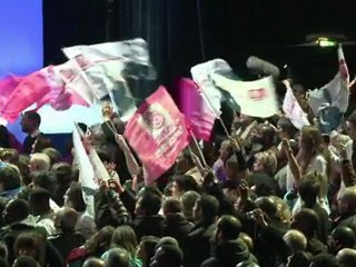 Hollande salue la France des banlieues à Evry