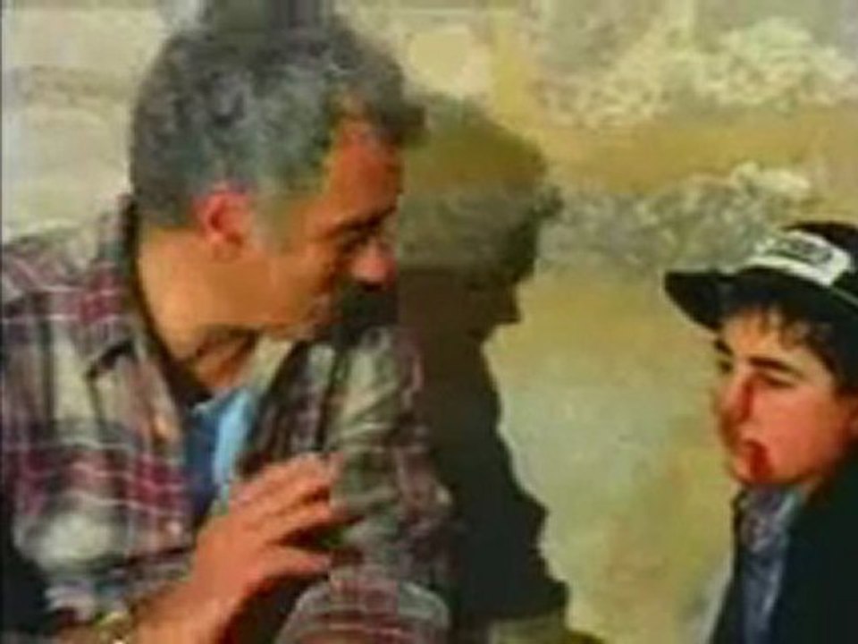 Yılmaz Güney - DUVARIN ETRAFINDA 4