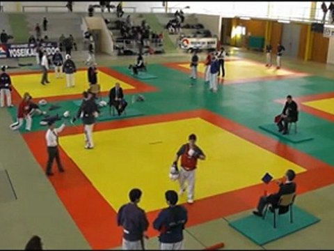 DESBOIS Tthibault vs COULON Dylan combat pieds point Championnat de Bourgogne février 2012