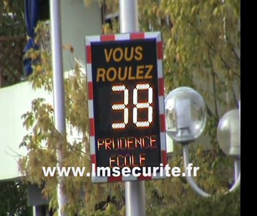 RADAR  PEDAGOGIQUE  PREVENTIF  LUMINEUX  DE  VITESSE  VIASIS  PLUS  VIATRAFFIC  LAUSANNE